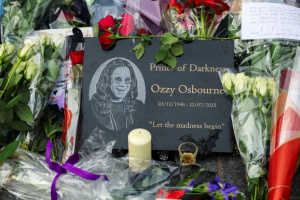 Ozzymu přišly dát sbohem tisíce fanoušků, pohřeb se koná dnes