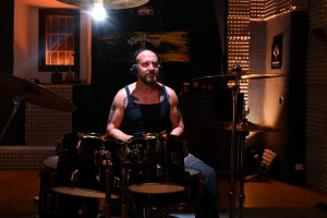 Martin Hofmann se učí bubnovat jako Lars Ulrich – v novém filmu hraje detektiva, který miluje METALLIKU