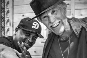 Spolupráce z jiného světa? Chuck D z PUBLIC ENEMY a John Densmore z THE DOORS nahráli společné album