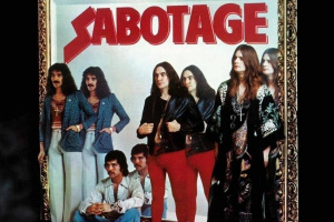 Panička v domácnosti, baleťák a dva šviháci – „Sabotage“ slaví padesátku!