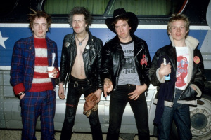 Bizarnější než Alice Cooper, destruktivnější než KISS - Vyjde živák s posledními koncerty SEX PISTOLS