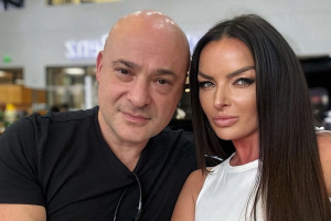 Zpěvák DISTURBED požádal svoji přítelkyni o ruku přímo na pódiu