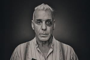 Till Lindemann je v novém klipu opět… poněkud nechutný