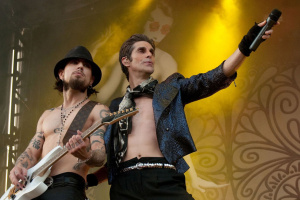 Perry Farrell z JANE’S ADDICTION napadl svého spoluhráče přímo na pódiu!