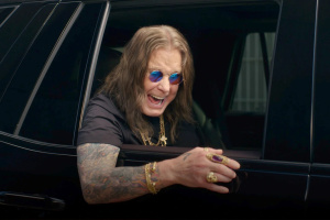 „Nezkoušejte to šňupat,“ radí Ozzy Osbourne v reklamě na instantní nápoj