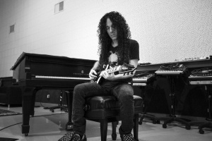 Knižní memoáry slavného kytaristy MEGADETH: Jak Marty Friedman vyměnil arizonskou vilu za kumbál