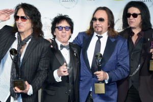 Zdrcení Paul Stanley, Gene Simmons a Peter Criss z KISS reagují na smrt Ace Frehleyho