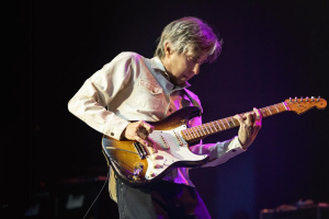 Legendární kytarista Eric Johnson rozvibruje pražské Rock Café už v červenci