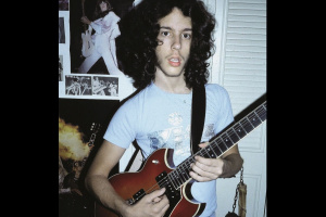 Knižní memoáry slavného kytaristy MEGADETH: Marihuana, masturbace a mražená pizza