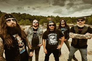 Nukleární šílenci MUNICIPAL WASTE rozbombí pražský klub Fuchs2