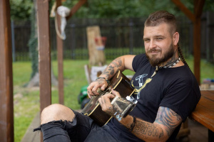 Frontman kapely RYBIČKY 48 Kuba Ryba je pro znovuzavedení povinné vojenské služby