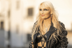 Metalová královna DORO PESCH v novém singlu vyráží dobývat moře