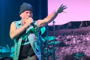 BRUCE DICKINSON prozradil svůj recept na kondici hlasivek