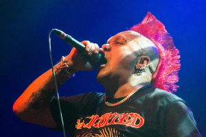 Frontman THE EXPLOITED Wattie Buchan zkolaboval na pódiu