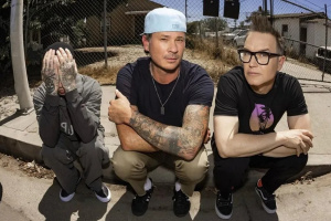 BLINK-182 rozšíří vydání svého loňského comebacku „One More Time…“