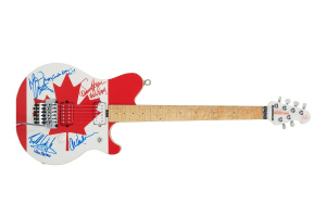 Do aukce jde dlouho ztracená kytara Eddieho Van Halena s kanadskou vlajkou 