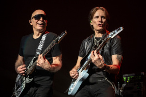 Kytarové ikony Joe Satriani a Steve Vai se spojily ve SATCHVAI BAND a příští rok dorazí do Prahy