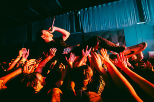 Smíchovské vlnobití s CASKETS a THE WORD ALIVE naživo