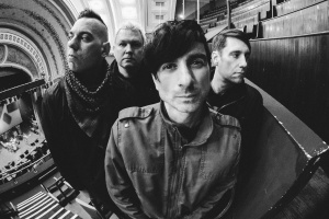 Frontman ANTI-FLAG má platit 40 milionů za znásilnění, kde je, se však neví