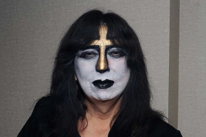 Singl za stovky, album za dva miliony – bývalý kytarista KISS se cenotvorby nebojí!