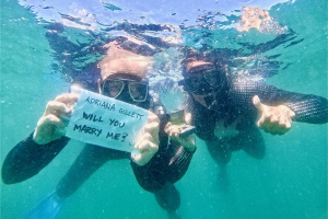 Frontman METALLIKY požádal přítelkyni o ruku mezi žraloky