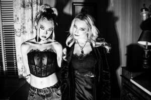 THE PRETTY WILD představují klip k titulní skladbě „zero.point.genesis“ a dobývají evropská pódia