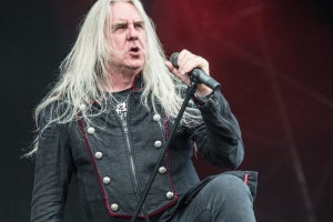 SAXON ruší sérii letních vystoupení, zpěvák Biff Byford musí podstoupit akutní zákrok