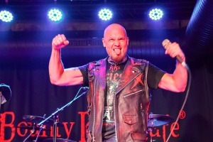 Foto: Tim „Ripper“ Owens rozduněl Bounty Rock Café v Olomouci