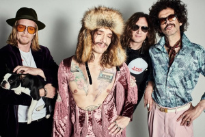 Je frontman THE DARKNESS muž, nebo žena? Nový singl zkoumá téma sebenenávisti