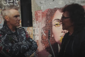 Podívejte se, jak probíhalo natáčení klipu Tonyho Iommiho a Robbieho Williamse