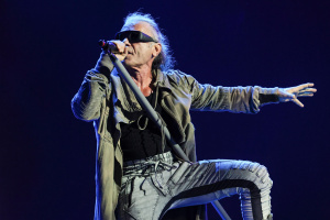 Bruce Dickinson oprášil album „Balls to Picasso“ a naservíruje ho v nové verzi