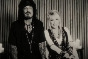 DOLLY CRÜE – MÖTLEY CRÜE udělali z klasiky „Home Sweet Home“ duet s country legendou Dolly Parton