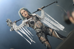 Alissa White-Gluz prožila totální kolaps organismu, ARCH ENEMY odehráli koncert v Tijuaně bez ní