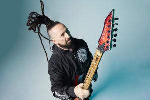 Život na zámku – mrkněte, jak bydlí Zoltán Báthory z FIVE FINGER DEATH PUNCH