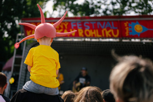 Prázdniny ukončí festival Kefír, kde děti straší rodiče a valník se mění v pódium