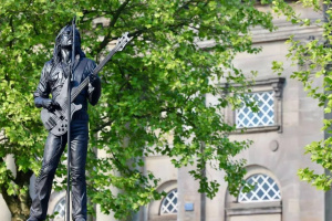 Socha Lemmyho s jeho popelem byla odhalena při slavnostním ceremoniálu v Burslemu