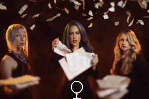 Létající opice? Alissa White-Gluz v sobě milovnici zvířat nezapře ani v novém singlu BLUE MEDUSA