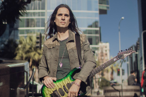 Kiko Loureiro uvolnil novou sólovku rovnou na web