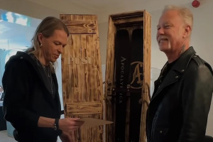 APOCALYPTICA věnovala Jamesi Hetfieldovi speciální finské lyže