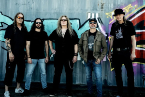 Roland Grapow v novém singlu MASTERPLAN překvapuje zpěvem i slovenskou tečkou