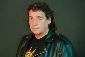 Bývalému kytaristovi IRON MAIDEN Dennisi Strattonovi bylo při sledování nového dokumentu líto Blaze Bayleyho