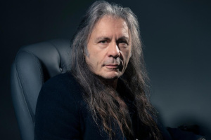 Poslechněte si Dickinsonovy „Kyklopy“ v novém kabátě