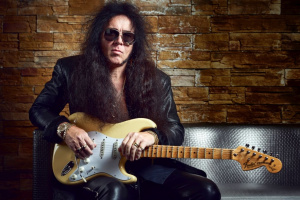 Gumídek za dvacku – Yngwie Malmsteen začal prodávat vitaminové doplňky