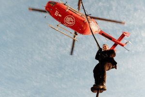 Zpěvák PARKWAY DRIVE se slanil z helikoptéry na střechu opery, aby oznámil nové album