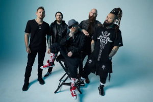 FIVE FINGER DEATH PUNCH připomínají dvacítku „protestní“ bestofkou