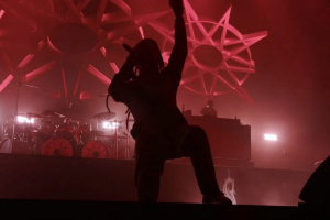 Spekulace končí - SLIPKNOT představují „paní Columbovou"!