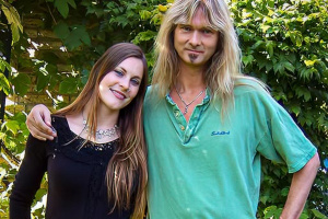 Arjen Lucassen sdílí dojemný duet s Floor Jansen ze své nové sólovky