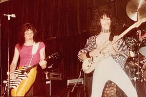 Knižní memoáry slavného kytaristy MEGADETH: Jak Marty Friedman sál hříchy a neřesti