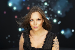 Anette Olzon vybízí k poslechu své nebeské písně