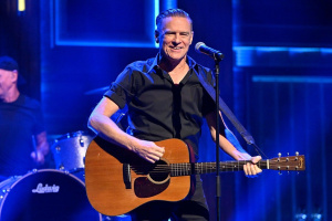 Bryan Adams se po svém chopil skladeb, které napsal pro KISS